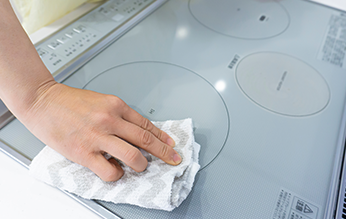 ガラス天板のフラットな操作パネル