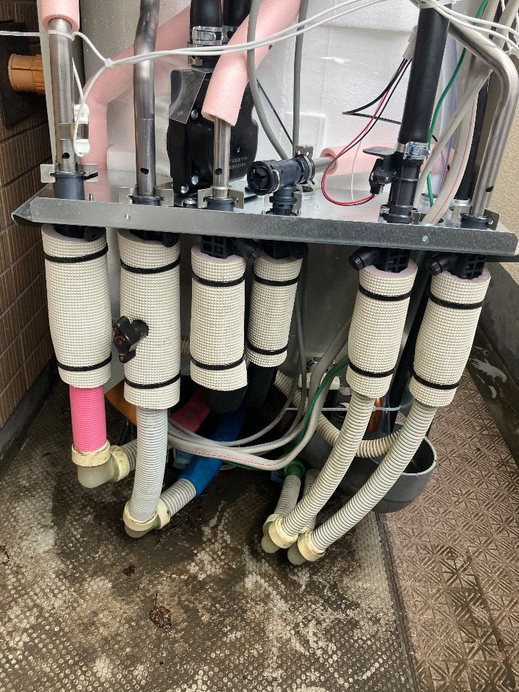 コロナエコキュートCTU-H3024A2からコロナエコキュートCHP-ED302AZ1｜エコキュート交換工事｜埼玉県越谷市南越谷｜マンション｜ディークラディア新越谷