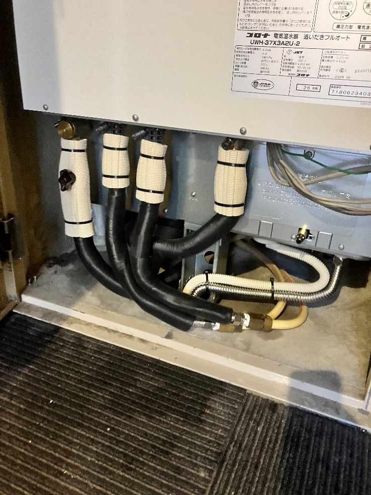 日立電気温水器BE-F37BWUからコロナ電気温水器UWH-37X3A2U-12｜電気温水器交換工事｜東京都杉並区阿佐谷北｜マンション｜ サーパス阿佐ヶ谷中杉通り